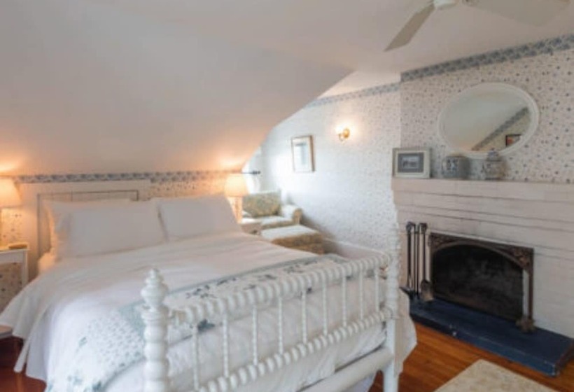 سوییت با چشم‌انداز دریا, Snug Cottage