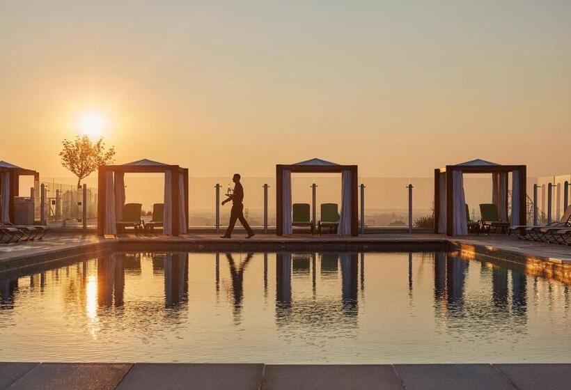 اتاق استاندارد با تخت بزرگ برای معلولان, Four Seasons  St Louis