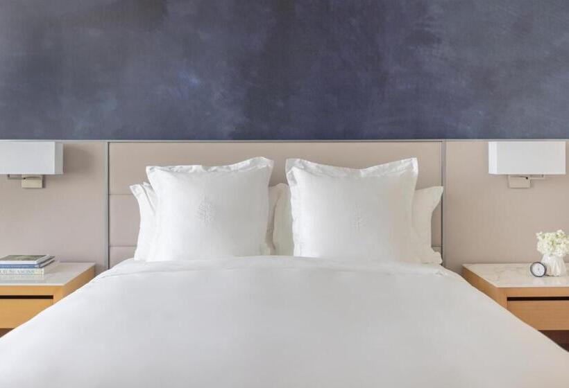 اتاق استاندارد با تخت بزرگ برای معلولان, Four Seasons  St Louis