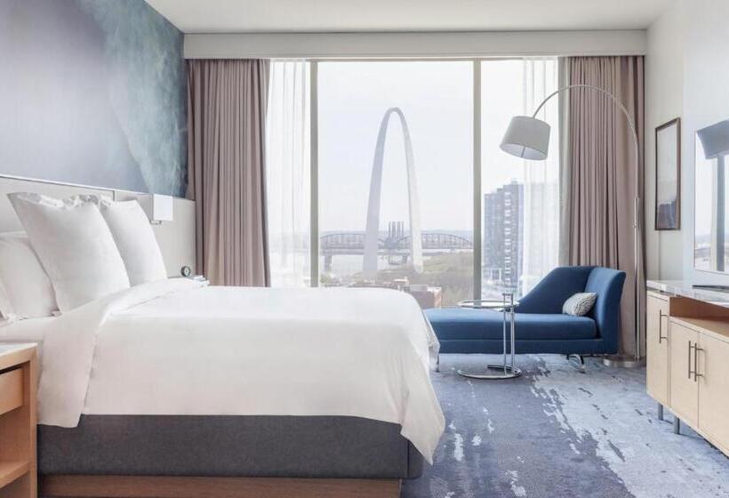 سوئیت برای معلولان, Four Seasons  St Louis