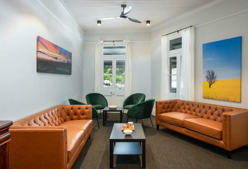 اتاق استاندارد با تخت بزرگ, Grand Western Lodge