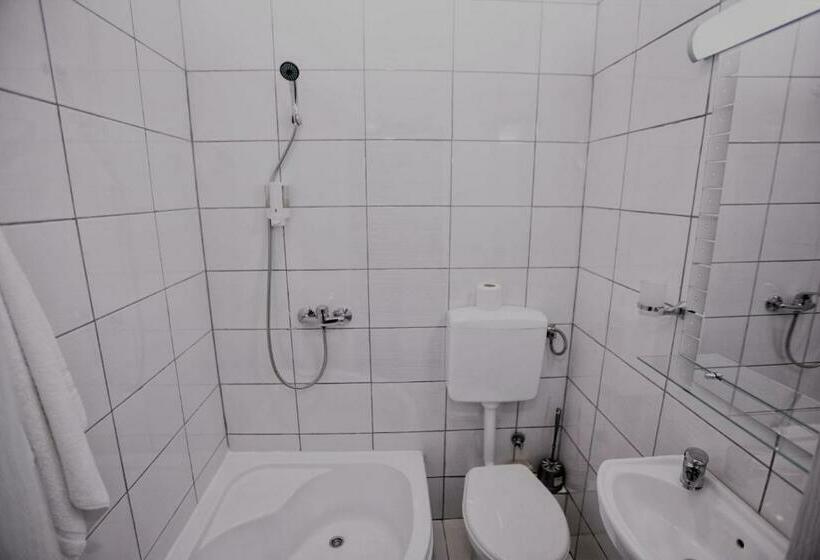 اتاق استاندارد چهار تخته, Kingdom Rooms Visoko
