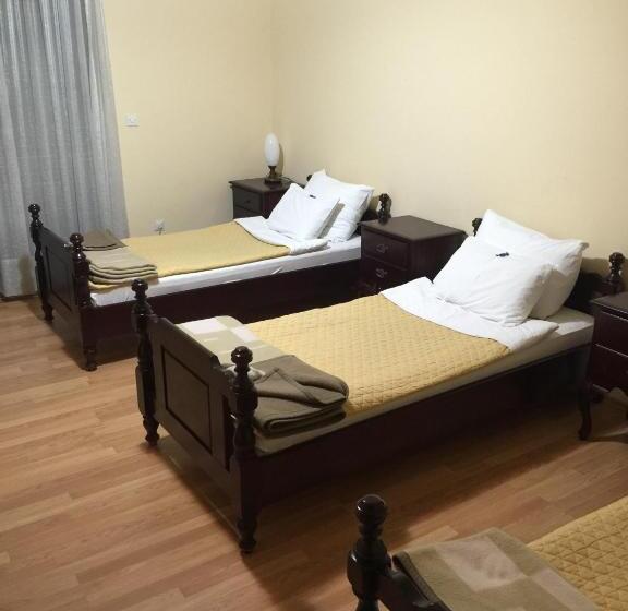 اتاق لوکس چهار تخته, Bed & Breakfast Karavan