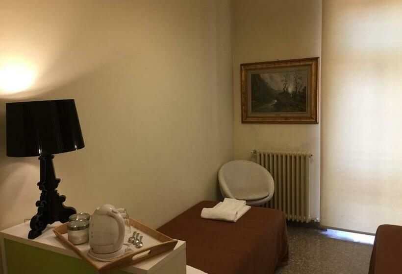 اتاق استاندارد با سرویس بهداشتی مشترک, Bergamo Center Rooms