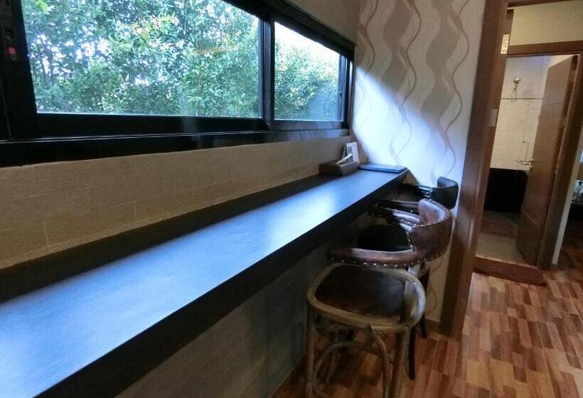 بنگله خانوادگی, The Rabbit Home
