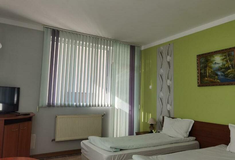 اتاق استاندارد با چشم‌انداز باغ, Mira Guest House