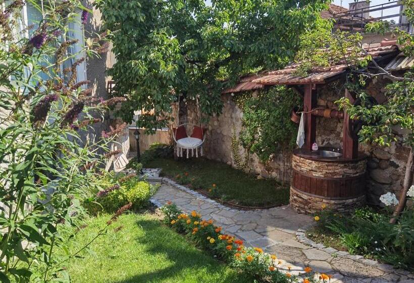 اتاق استاندارد با چشم‌انداز باغ, Mira Guest House