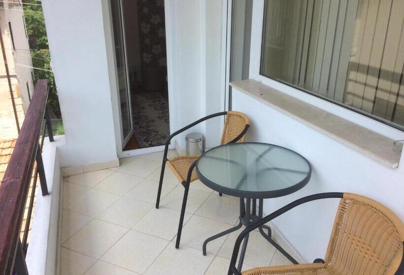 اتاق استاندارد چهارنفره با چشم‌انداز باغ, Mira Guest House