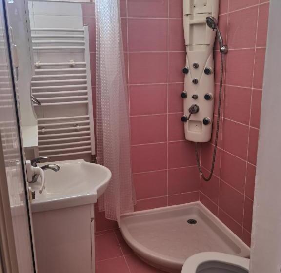 اتاق استاندارد چهارنفره با چشم‌انداز باغ, Mira Guest House