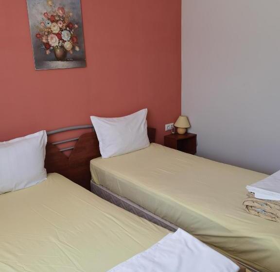 اتاق استاندارد چهارنفره با چشم‌انداز باغ, Mira Guest House