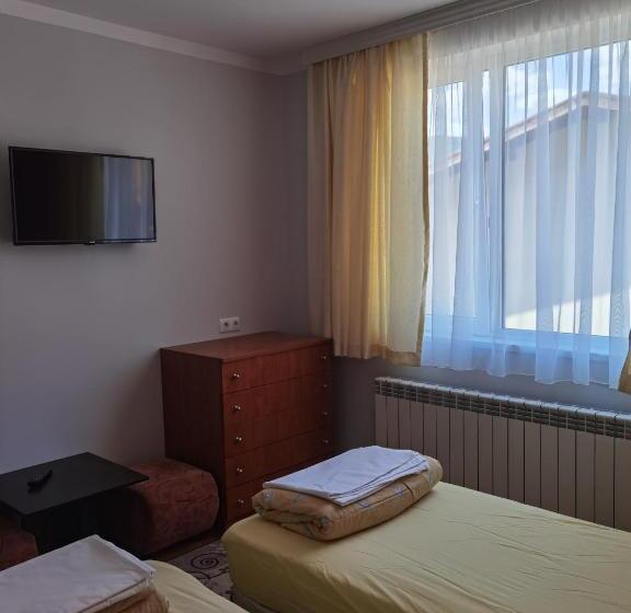 اتاق استاندارد چهارنفره با چشم‌انداز باغ, Mira Guest House