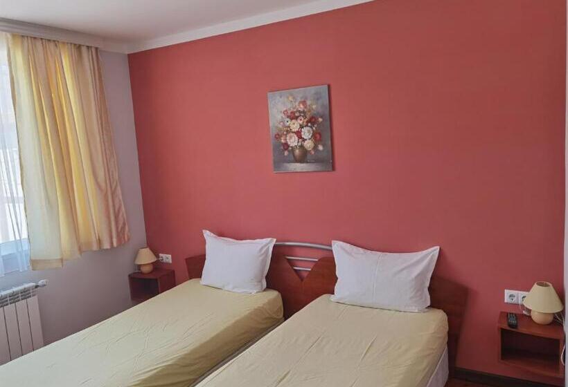 اتاق استاندارد چهارنفره با چشم‌انداز باغ, Mira Guest House