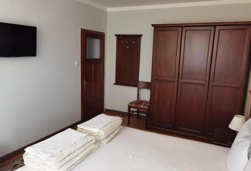 اتاق استاندارد چهارنفره با چشم‌انداز باغ, Mira Guest House