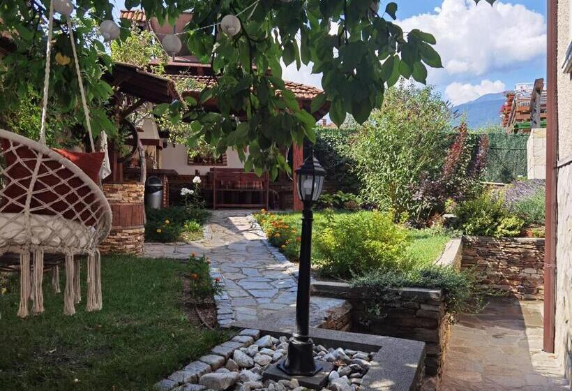 اتاق استاندارد چهارنفره با چشم‌انداز باغ, Mira Guest House