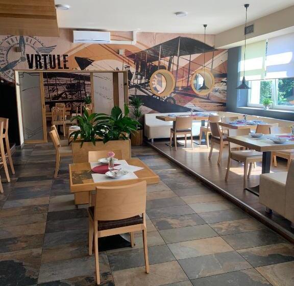 标准间, Restaurace A Penzion Vrtule