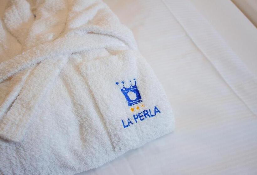 Suite with lake view, Suite Stays By Hotel La Perla