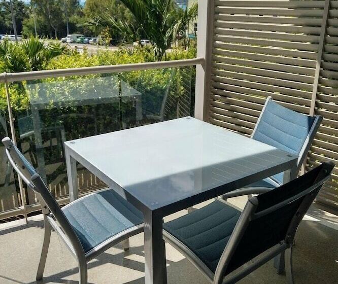 استودیوی استاندارد, Airlie Central Apartments