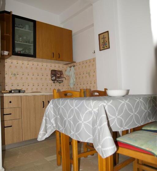 Economy Quadruple Room, Antony S Complex
