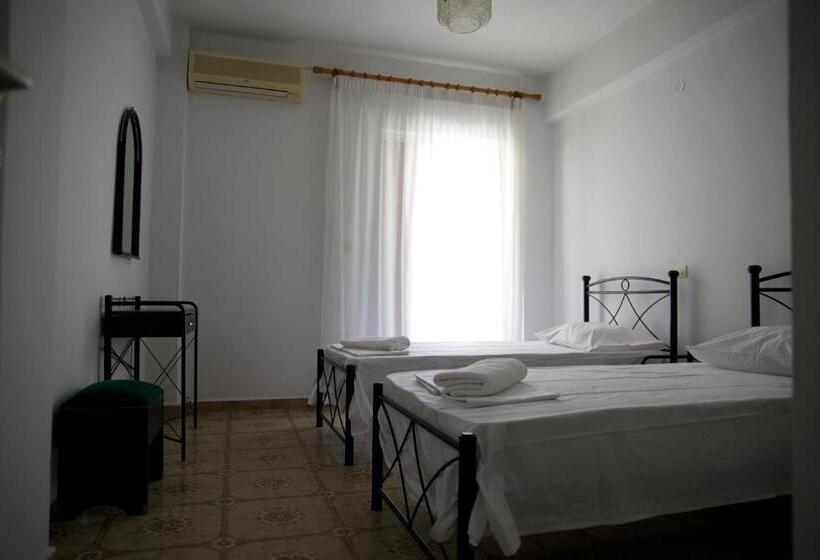 Economy Quadruple Room, Antony S Complex