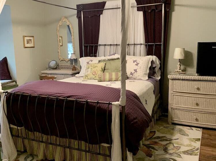 Basic Room Double Bed, Lamb S Rest Inn