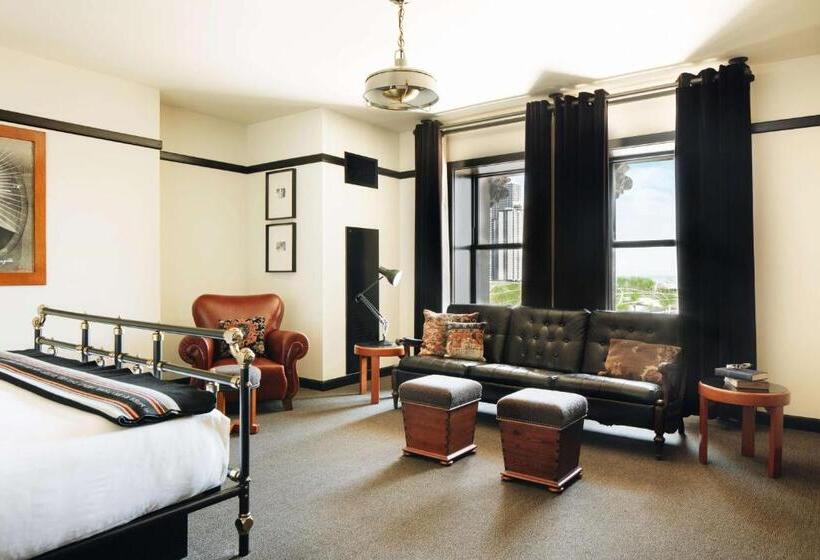 سوئیت جونیور با تخت بزرگ, Chicago Athletic Association, Part Of Hyatt