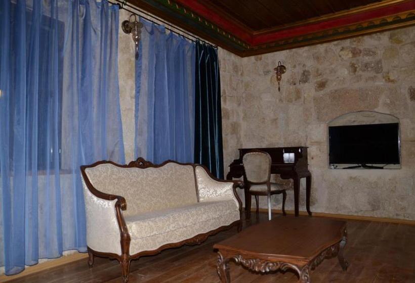 جناح ملكى, Golden Cave Suites