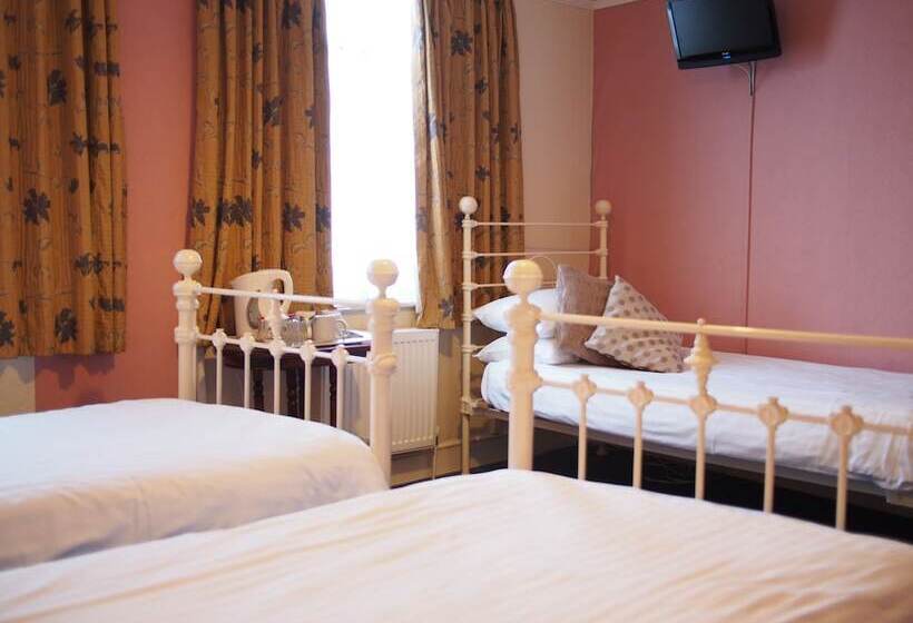 اتاق استاندارد سه نفره, The Coach House