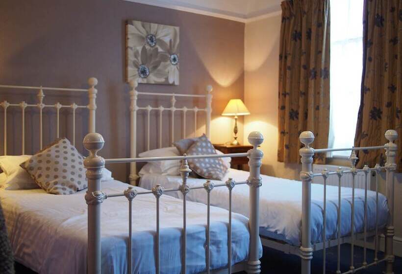 اتاق استاندارد سه نفره, The Coach House