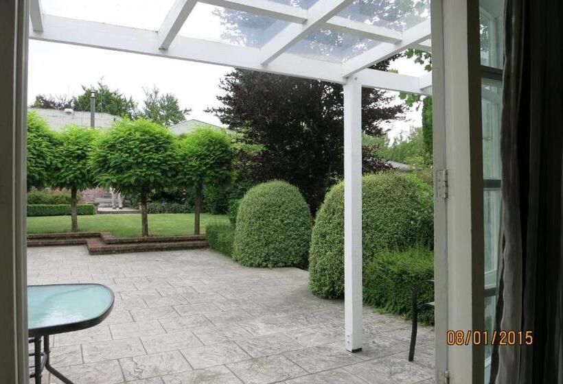 اتاق استاندارد با چشم‌انداز باغ, Cheltenham House