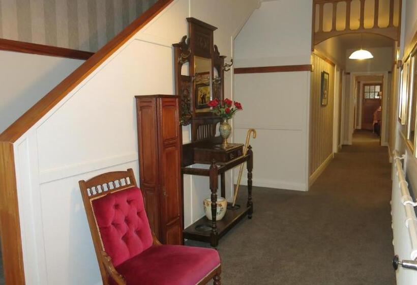 اتاق استاندارد با چشم‌انداز باغ, Cheltenham House