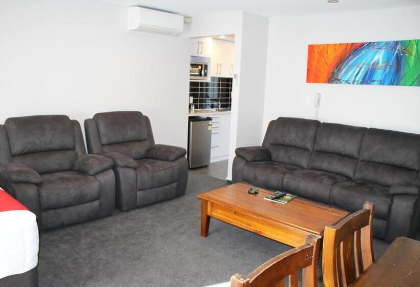 2 Bedroom Apartment, Birchwood Manor Motel