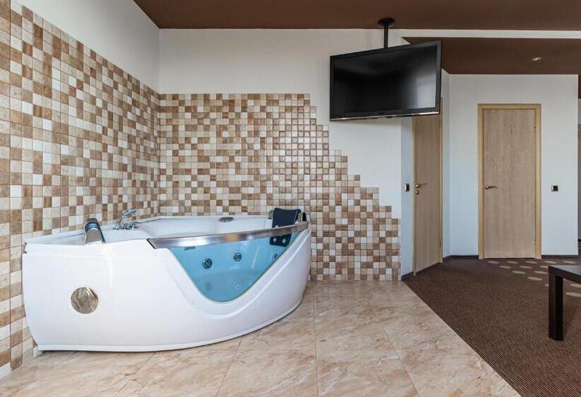 Suite with Hot Tub, Ambassador Plaza