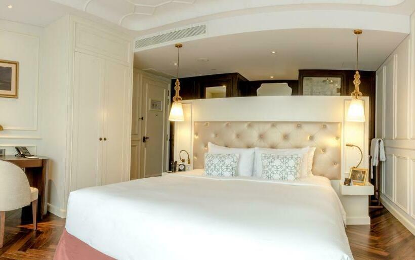 Deluxe Room King Size Bed, Des Arts Saigon Mgallery Collection