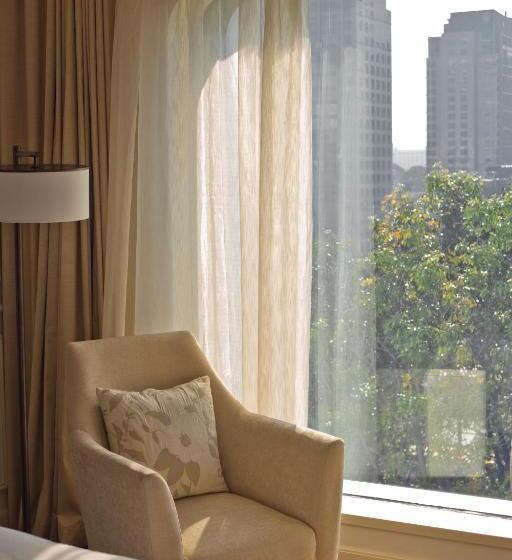 Deluxe Room King Bed & City View, Des Arts Saigon Mgallery Collection