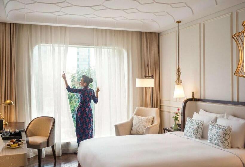 Deluxe Room King Bed & City View, Des Arts Saigon Mgallery Collection