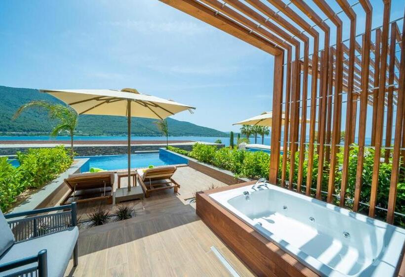بانگلوی استاندارد با چشم‌انداز دریا, La Blanche Island Bodrum