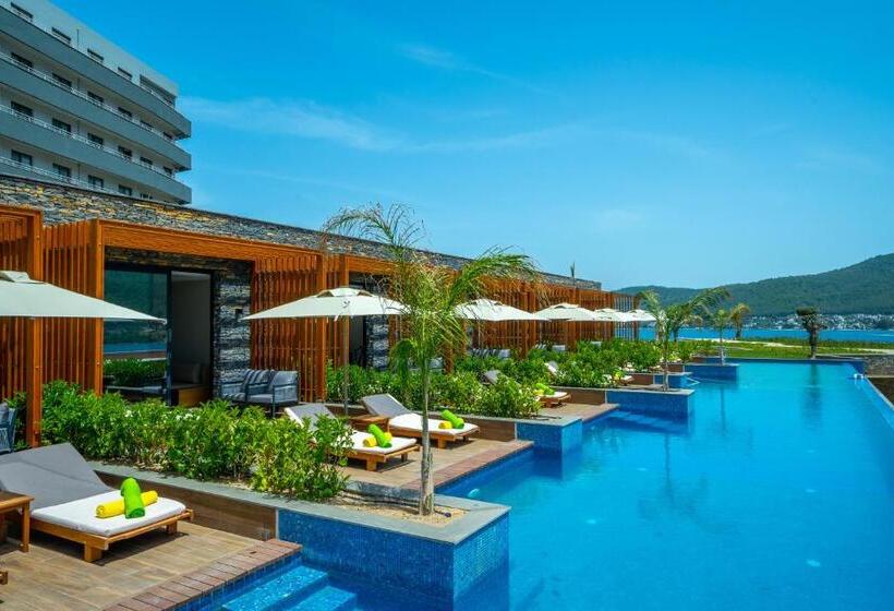 بانگلوی استاندارد با چشم‌انداز دریا, La Blanche Island Bodrum