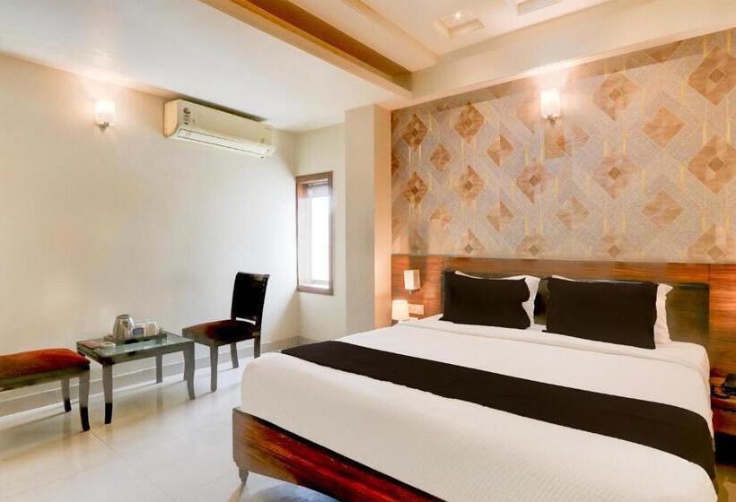اتاق لوکس سه تخته, Super Townhouse Oak Madhapur Nera Regency
