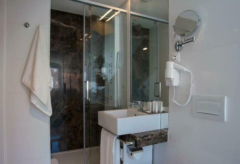 Habitaci�n Est�ndar Abuhardillada, The 7 Hotel, Suites, Studios & Apartments