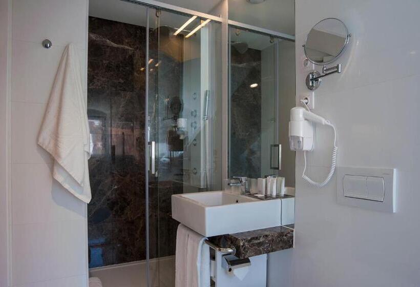اتاق استاندارد با چشم‌انداز شهر, The 7 Hotel, Suites, Studios & Apartments