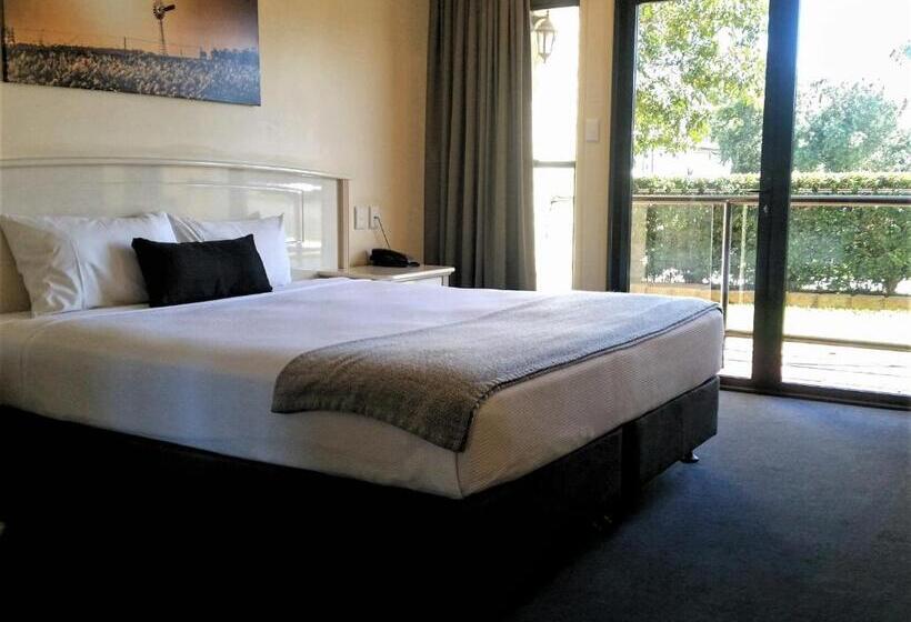 Standard Room King Size Bed, Kobbers Motor Inn