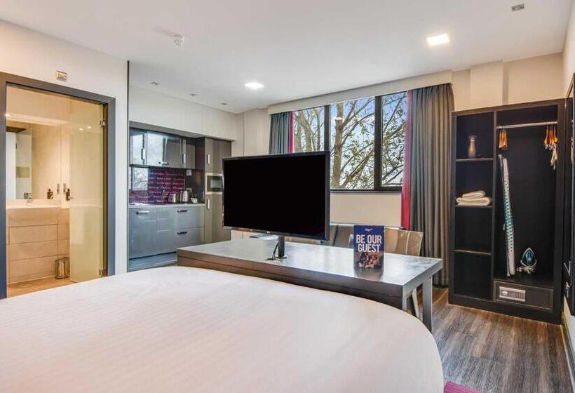 标准工作室, Roomzzz Chester City