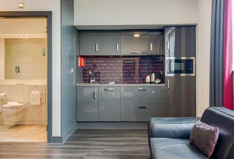 标准工作室, Roomzzz Chester City
