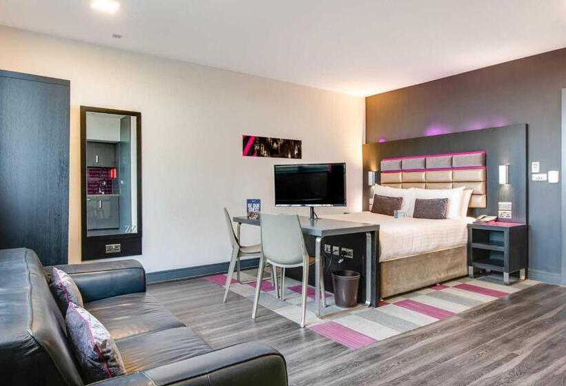 标准工作室, Roomzzz Chester City