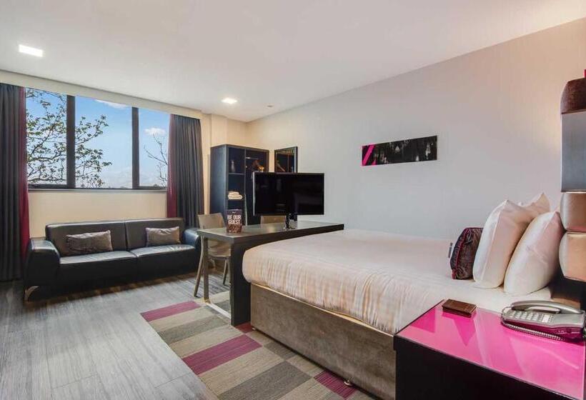 标准工作室, Roomzzz Chester City