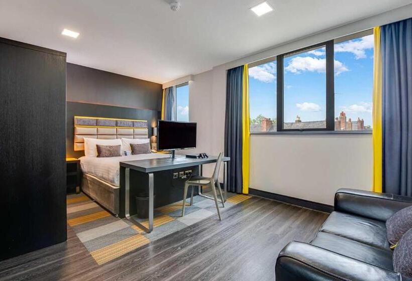 高级工作室, Roomzzz Chester City