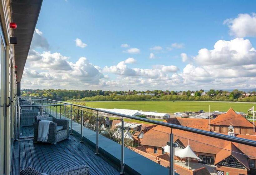 带1个卧室的顶楼公寓, Roomzzz Chester City