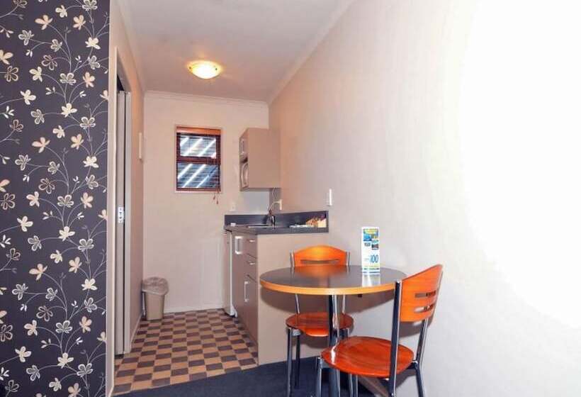 استودیوی استاندارد, Asure Scenic Route Motor Lodge