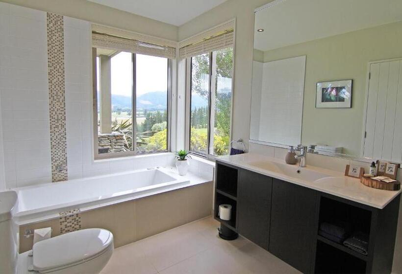 Deluxe Suite King Bed, Amuri Estate Luxury Lodge