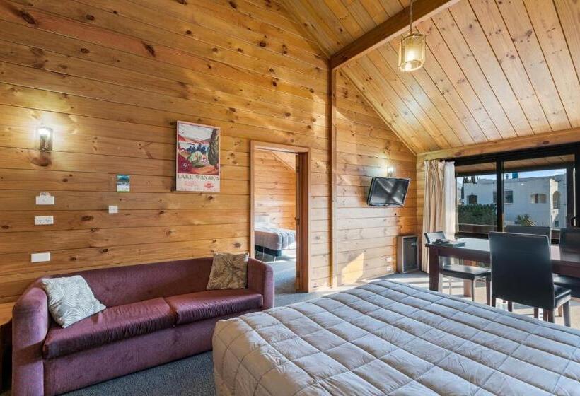 استودیو خانوادگی, Aspiring Lodge Motel